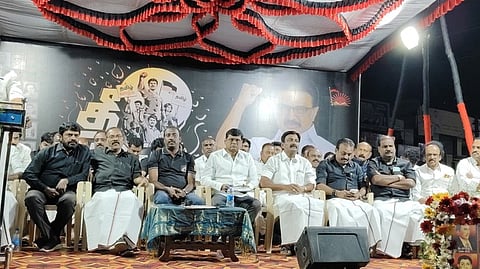  பொதுக் கூட்டத்தில் பேசுகிறாா் ஒசூா் எம்எல்ஏ ஒய். பிரகாஷ்.

