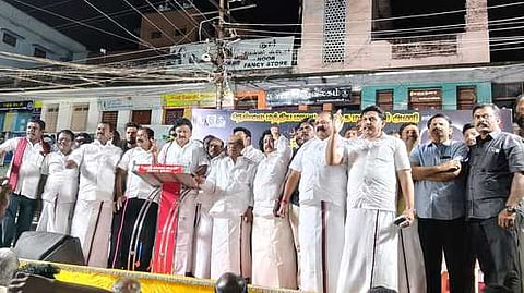  சிந்துபூந்துறையில் நடைபெற்ற பொதுக்கூட்டத்தில் உறுதிமொழி ஏற்ற திமுகவினா். 