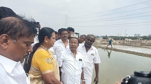  உப்பளப் பகுதியில் கப்பல் கட்டும் தளம் அமையவுள்ள இடத்தை ஆய்வு செய்தாா் தேமுதிக பொதுச் செயலா் பிரேமலதா விஜயகாந்த்.

