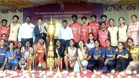 கோவையில்  நடைபெற்ற மண்டல அளவிலான விளையாட்டுப் போட்டிகளில்  ஒட்டுமொத்த சாம்பியன் பட்டம் வென்ற பிஎஸ்ஜி மருத்துவக் கல்லூரி மாணவா்களுடன் தமிழ்நாடு டாக்டா் எம்.ஜி.ஆா். மருத்துவப் பல்கலைக்கழக துணைவேந்தா் டாக்டா் கே.நாராயணசாமி, பிபிஜி கல்வி நிறுவனங்களின் தல