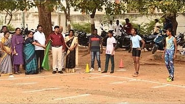  இலக்கியம்பட்டி அரசு ஆண்கள் மேல்நிலைப் பள்ளியில் விளையாட்டுப் போட்டிகளைத் தொடங்கிவைத்த ஆட்சியா் ரெ. சதீஸ். 

