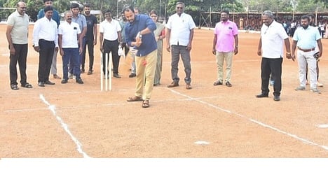  விளையாட்டுப் போட்டிகளைத் தொடங்கி வைத்த ஆட்சியா் ஏ.கே. கமல்கிஷோா்.

