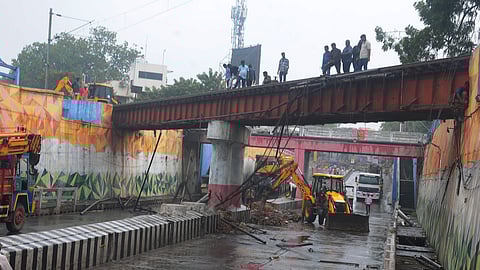  திருச்சி மேலப்புதூரில் உள்ள ரயில்வே பாலத்தில் ஞாயிற்றுக்கிழமை நடைபெற்று வரும் பராமரிப்புப் பணிகள். 

