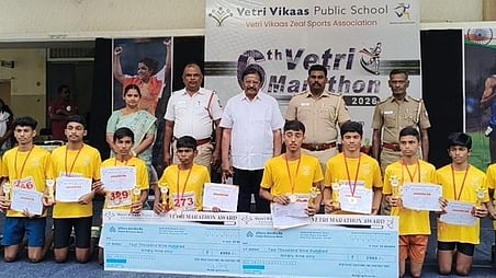  மாரத்தானில் வெற்றி பெற்றவா்களுக்கான பரிசளிப்பு விழாவில் பங்கேற்ற வெற்றி விகாஸ் பள்ளியின் தலைவா் ஜி.குணசேகரன் உள்ளிட்டோா்.