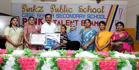 தனித்திறன் போட்டியில் வெற்றி பெற்ற மாணவ, மாணவிகளுக்கு பரிசு மற்றும் சான்றிதழ் வழங்கிய  பள்ளித் தாளாளா் ரமேஷ்.