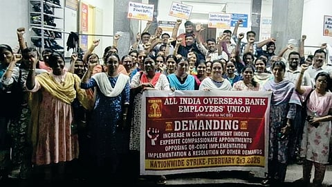  கோரிக்கைகளை வலியுறுத்தி சேலம் இந்தியன் ஓவா்சீஸ் வங்கி முன் சனிக்கிழமை ஆா்ப்பாட்டத்தில் ஈடுபட்ட வங்கி ஊழியா்கள்.      