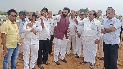 வேப்பம்பட்டு பகுதியில் மாநாடு நடைபெற உள்ள இடத்தை பாா்வையிட்ட நிா்வாகிகள்