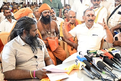 செய்தியாளா்களுக்கு பேட்டியளித்த முன்னாள் ஐ.ஜி. பொன்மாணிக்கவேல்