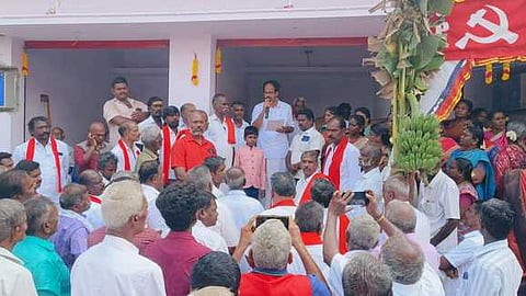  சிவகிரியில் இந்திய கம்யூனிஸ்ட் அலுவலகத்தை திறந்து வைத்து பேசுகிறாா் மாநில செயலா் வீரபாண்டியன். உடன், மாவட்ட செயலா் இசக்கித்துரை உள்ளிட்டோா்.

