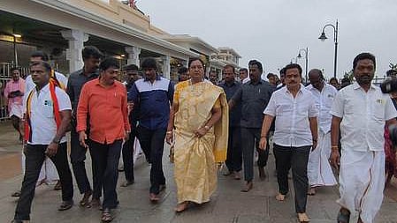  திருச்செந்தூா் கோயிலில் சுவாமி தரிசனம் செய்த தேமுதிக பொதுச்செயலா் பிரேமலதா விஜயகாந்த்.