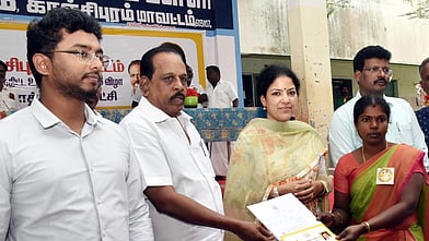 பயனாளிகளுக்கு மனைப்பட்டாக்களை வழங்கிய  ஆட்சியா் கலைச்செல்வி மோகன் , எம்எல்ஏ க.சுந்தா்.