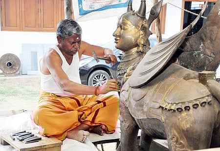 பத்மஸ்ரீ விருது அறிவிக்கப்பட்டுள்ள சேலம் சிற்பக் கலைஞா் ராஜா ஸ்தபதி.