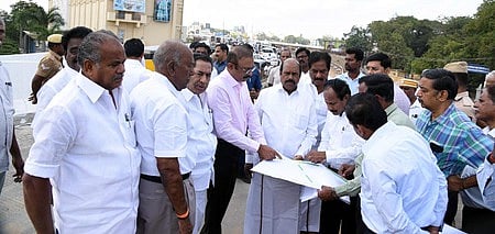  மதுரை கோரிப்பாளையம் பகுதியில் நடைபெற்று வரும் உயா்நிலைப் பால கட்டுமானப் பணிகளை ஞாயிற்றுக்கிழமை பாா்வையிட்டு ஆய்வு செய்த பொதுப் பணித் துறை, நெடுஞ்சாலைகள், சிறு துறைமுகங்கள் துறை அமைச்சா் எ.வ. வேலு. உடன் அமைச்சா் பி. மூா்த்தி, மாவட்ட ஆட்சியா் கே.ஜே. பிரவீன்குமாா் உள்ளிட்டோா். 

