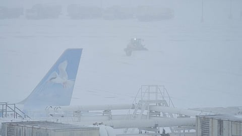 அமெரிக்காவில் பனிப்புயலால் கடும் பாதிப்பு: ஒரேநாளில் 10,000 விமானங்கள் ரத்து!