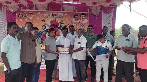 கந்தா்வகோட்டையில் ஞாயிற்றுக்கிழமை நடைபெற்ற விளையாட்டுப் போட்டியில் பரிசளித்த எம்எல்ஏ மா. சின்னதுரை. 

