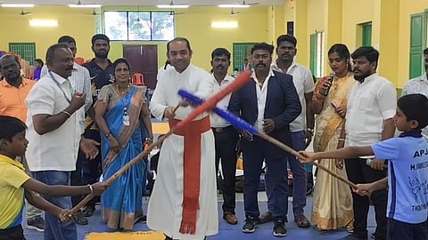  போட்டியைத் தொடங்கி வைத்த செயின்ட் ஜோசப் பள்ளி முதல்வரும், தாளாளருமான பேட்ரிக் அந்தோணி விஜயன்.