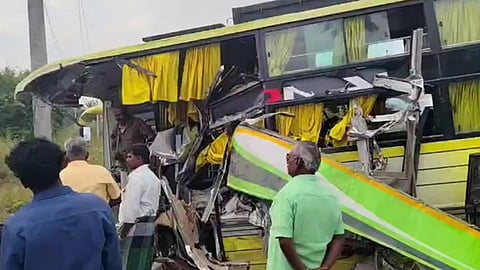 இரு ஆம்னி பேருந்துகள் மோதிக்கொண்ட விபத்து.