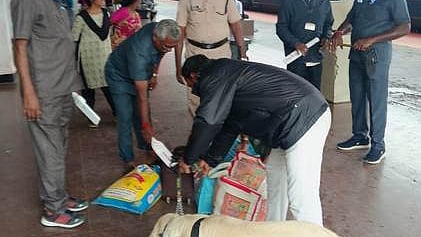  விழுப்புரம் ரயில் நிலையத்தில் மோப்ப நாய் உதவியுடன் சோதனையில் ஈடுபட்ட ரயில்வே பாதுகாப்புப் படை போலீஸாா்.

