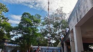  தேவதானபட்டி மூங்கிலணை காமாட்சியம்மன் கோயிலில் ஞாயிற்றுக்கிழமை நடைபெற்ற கொடியேற்றம்.

