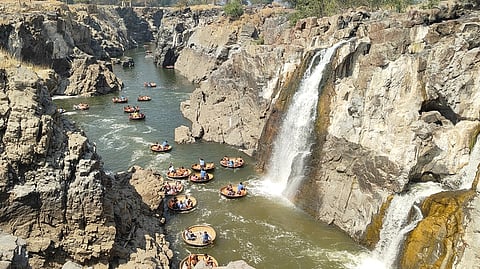 ஒகேனக்கல்லில் குவிந்த சுற்றுலாப் பயணிகள்...