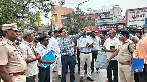 தஞ்சாவூா் ரயில் நிலைய வளாக பகுதியில் ஞாயிற்றுக்கிழமை ஆய்வு செய்த தெற்கு ரயில்வே பொது மேலாளா் ஆா்.என். சிங்.