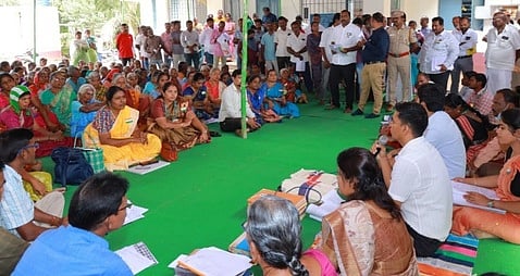 நடுவச்சேரி ஊராட்சி தளிஞ்சிப்பாளையத்தில் நடைபெற்ற கிராம சபைக்  கூட்டத்தில்  பொதுமக்களிடம்  கலந்துரையாடும் மாவட்ட  ஆட்சியா்  மனீஷ்.