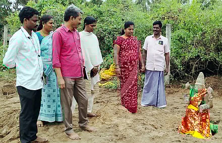 அம்மன் சிலையைப் பாா்வையிட்ட உத்தரமேரூா் வட்டாட்சியா் ச.நடராஜன் தலைமையிலான அதிகாரிகள் குழுவினா்.