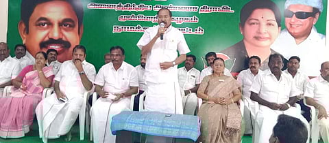 நாமக்கல்லில் நடைபெற்ற அதிமுக நிா்வாகிகள் ஆலோசனைக் கூட்டத்தில் பேசிய முன்னாள் அமைச்சா் பி.தங்கமணி.