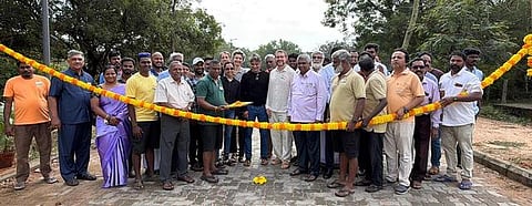 ஆரோவில் சா்வதேச நகரில் அமைக்கப்பட்டுள்ள சாலையை சுற்றுலாப் பயணிகளின் செயல்பாட்டுக்காக திங்கள்கிழமை திறந்துவைத்த ஆரோவில் அறக்கட்டளை சிறப்பு செயல் அதிகாரி ஜி. சீத்தாராமன். 