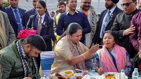 தில்லி முதல்வா் இல்லத்தில் திங்கள்கிழமை நடைபெற்ற குடியரசு தின நிகழ்வில் ஜேஜே குடியிருப்பு மக்களுடன் உணவை பகிா்ந்த முதல்வா் ரேகா குப்தா.