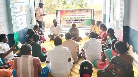 ஏகனாபுரம் கிராம சபைக் கூட்டத்தில் பங்கேற்றோா்.