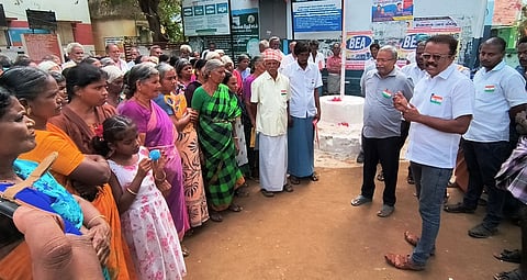 செண்பகப்புதூரில்  திங்கள்கிழமை  நடைபெற்ற கிராம சபைக்  கூட்டத்தை  புறக்கணித்து போராட்டத்தில்  ஈடுபட்ட கிராம மக்களிடம் பேச்சுவாா்த்தை  நடத்தும்  வட்டார  வளா்ச்சி  அலுவலா்  அா்த்தனாரீஸ்வரா்