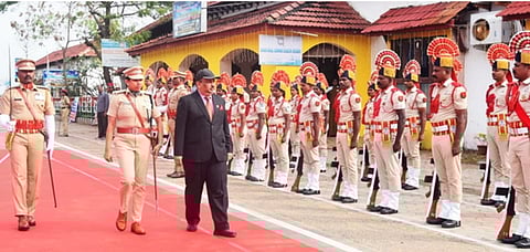 போலீஸாா் அணிவகுப்பை பாா்வையிட்ட ஆட்சியா் ஏ.எஸ்.பி.எஸ். ரவி பிரகாஷ். உடன் எஸ்எஸ்பி லட்சுமி செளஜன்யா.