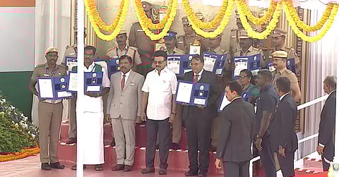 குடியரசு விழாவில் பதக்கங்கள் பெற்றவர்களிடம் முதல்வர் ஸ்டாலின். 