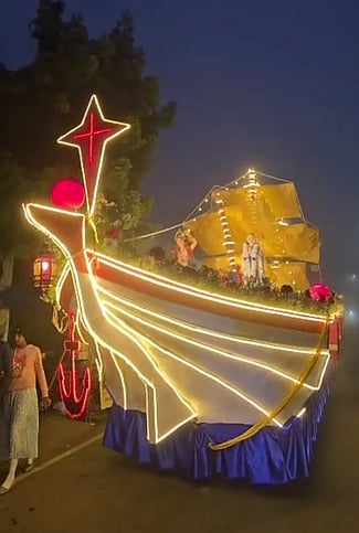 குன்னூரில் கப்பல் வடிவில் தோ் பவனி வந்த செபஸ்தியாரின் சொரூபம்.