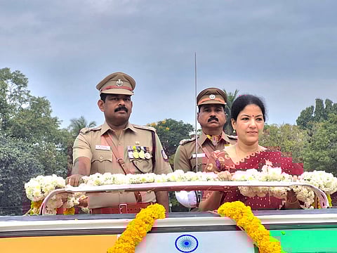 காவல் துறையினரின் அணிவகுப்பு மரியாதையை ஏற்றுக் கொண்ட ஆட்சியர் கலைச்செல்வி மோகன்.