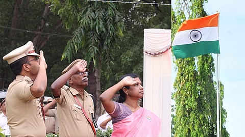 புதுக்கோட்டையில் கொடியேற்றிய ஆட்சியர் அருணா.