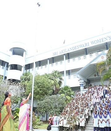 வந்தவாசி ஸ்ரீஅகிலாண்டேஸ்வரி மகளிா் கல்லூரியில் தேசியக் கொடியேற்றிய கல்லூரி முதல்வா் சி.ருக்மணி.