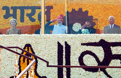 77-வது குடியரசு நாளையொட்டி குடியரசு குடியரசுத் திரௌபதி முர்மு தேசியக் கொடியை ஏற்றி வைத்து, ராணுவ அணிவகுப்பு மரியாதையை ஏற்றுக்கொண்டார்.