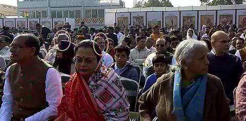 மூன்றாவது வரிசையில் ராகுல் காந்தி 