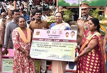 விழாவில் நலத்திட்ட உதவிகளை வழங்கிய வேலூா்  ஆட்சியா் வி.ஆா்.சுப்புலட்சுமி. உடன், மாவட்டக் காவல் கண்காணிப்பாளா் ஏ.மயில்வாகனன், மாவட்ட வருவாய் அலுவலா் மா.சிவசுப்பிரமணியன் உள்ளிட்டோா்.