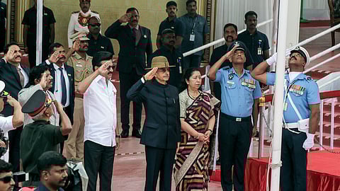 நாட்டின் 77ஆவது குடியரசுத் தினவிழாவையொட்டி சென்னையில் ஆளுநர் ஆர்.என்.ரவி தேசியக் கொடி ஏற்றி வைத்து அணிவகுப்பு மரியாதையை ஏற்றுக்கொண்டார்.