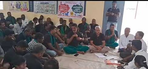 முதலிபாளையம் கிராமசபைக் கூட்டத்துக்கு கருப்பு நிற உடையுடன் வந்திருந்த பொதுமக்கள்.