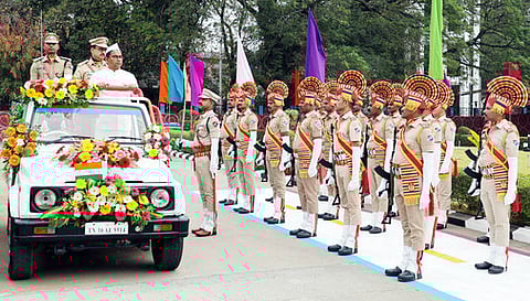 சேலம் ரயில்வே கோட்ட அலுவலகத்தில் நடைபெற்ற குடியரசு தின விழாவில் பாதுகாப்புப் படையினரின் அணிவகுப்பு மரியாதையை ஏற்றுக்கொண்ட ரயில்வே கோட்ட மேலாளா் பன்னாலால். 