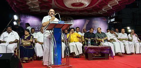 பொதுக்கூட்டத்தில் பேசிய சேலம் கிழக்கு மாவட்ட திமுக செயலாளா் எஸ்ஆா்.சிவலிங்கம்.