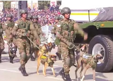 குடியரசு தின விழா அணி வகுப்பில் பாா்வையாளா்களை வசீகரித்த ஹிம் யோதா படைப் பிரிவு