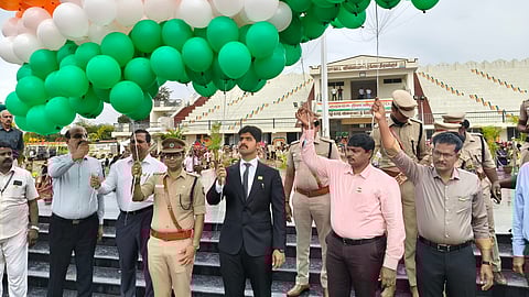 திருவள்ளூர் மாவட்ட விளையாட்டு திடலில் நடைபெற்ற குடியரசு நாள் விழாவில் ஆட்சியர் மு.பிரதாப், மாவட்ட காவல் கண்காணிப்பாளர் விவேகானந்தா சுக்லா உள்ளிட்டோர். 
