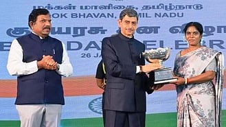 மாவட்ட ஆட்சியா் ந. மிருணாளினிக்கு கேயடம் வழங்கிய ஆளுநா் ஆா்.என்.ரவி