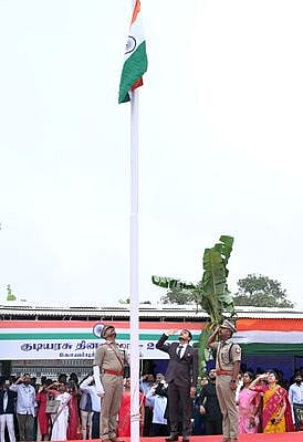 கோவை வ.உ.சி.மைதானத்தில் திங்கள்கிழமை நடைபெற்ற குடியரசு தினவிழாவில் தேசியக் கொடியை ஏற்றி மரியாதை செலுத்திய மாவட்ட ஆட்சியா் பவன்குமாா் க.கிரியப்பனவா்.  ~கோவை வ.உ.சி.மைதானத்தில் நடைபெற்ற குடியரசு தின விழாவில் காவலா்களின் அணிவகுப்பு மரியாதையை ஏற்றுக்கொண்