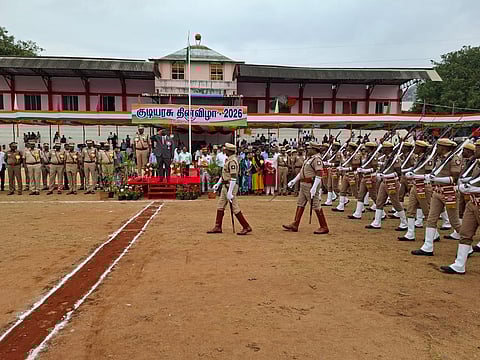 தேசியக்கொடி ஏற்றினார் கிருஷ்ணகிரி மாவட்ட ஆட்சியர் ச.தினேஷ்குமார்.   